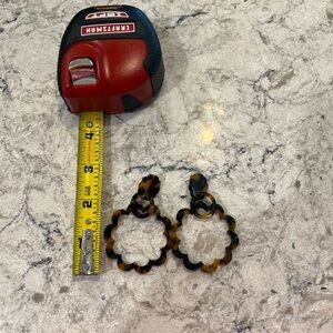 Vineyard Vines Scalloped tortoise colored earrings!